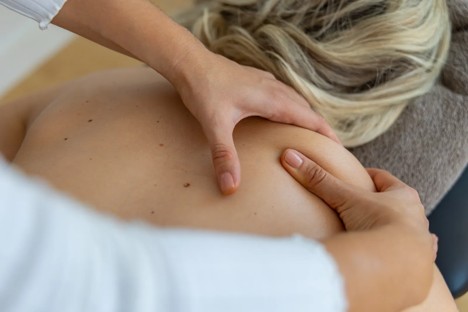 Klassische Rückenmassage bei Verspannungen in St. Gallen